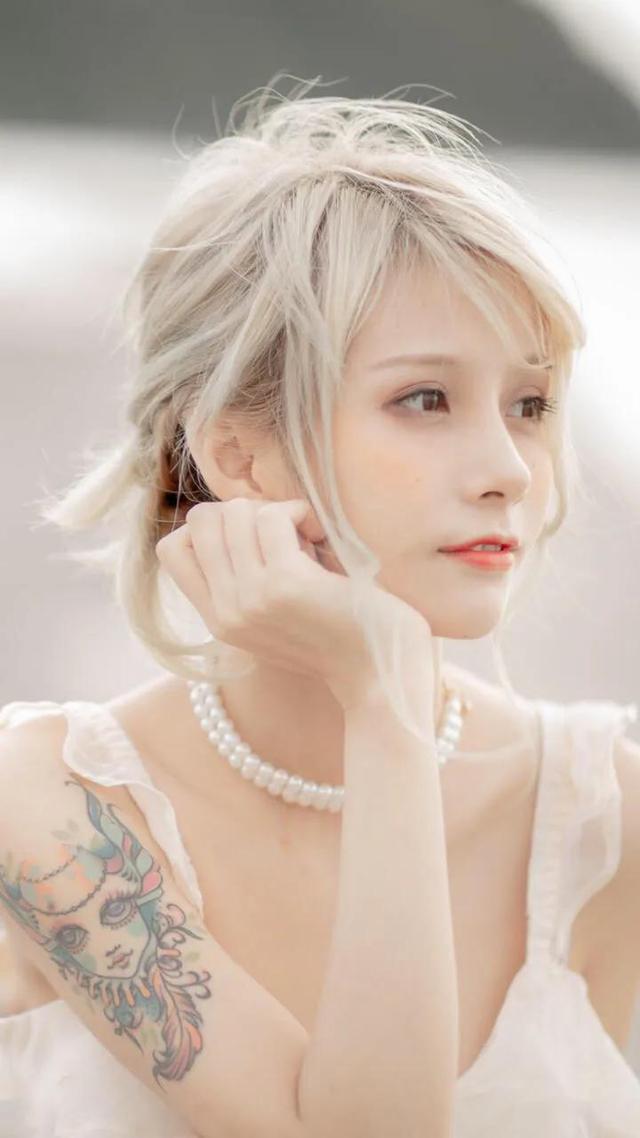 一组纹身艺术小姐姐