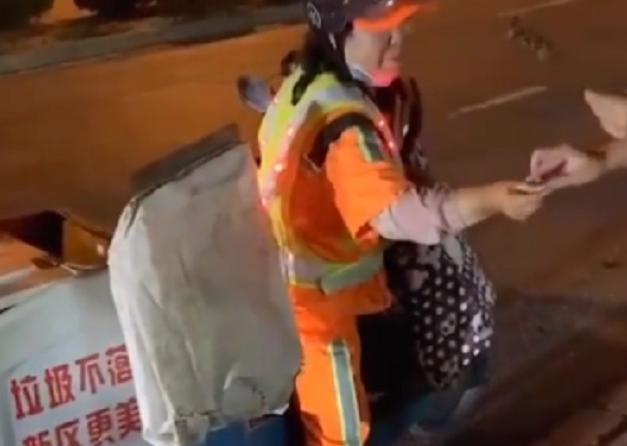 纹身男路边烤串，环卫工阿姨路过说真香，男子：给阿姨安排上
