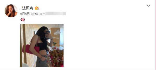 19岁李咏女儿罕晒性感照！穿露脐装秀小蛮腰，腰间月亮纹身太吸睛