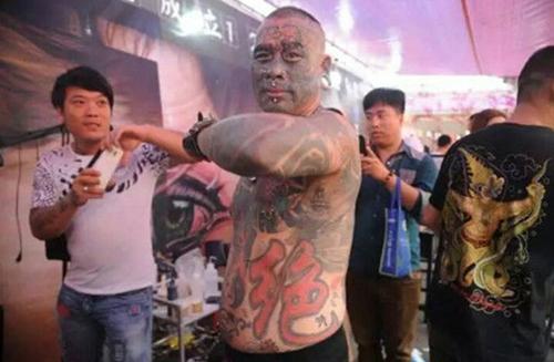 中国纹身第一人：父母不愿意认他，身份证也难换
