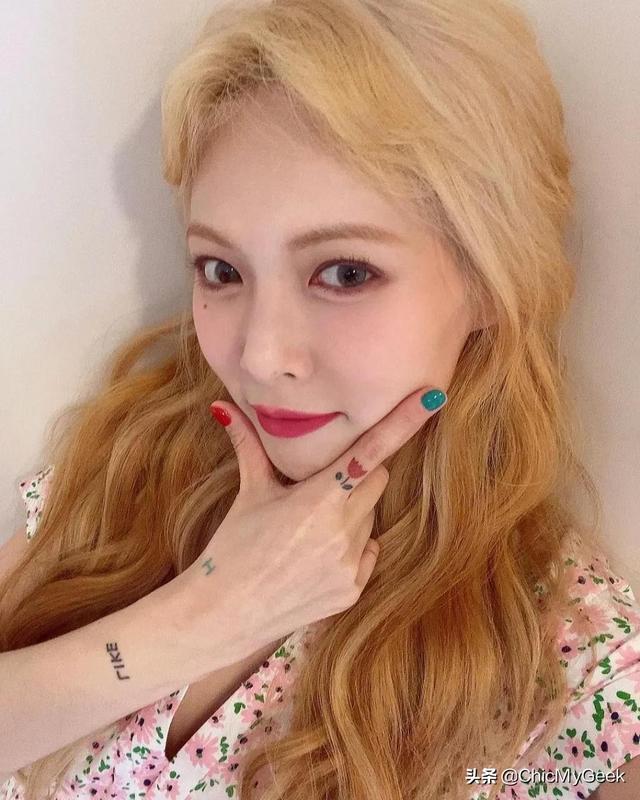 韩国女神纹身大盘点！韩艺瑟胸前纹三把剑